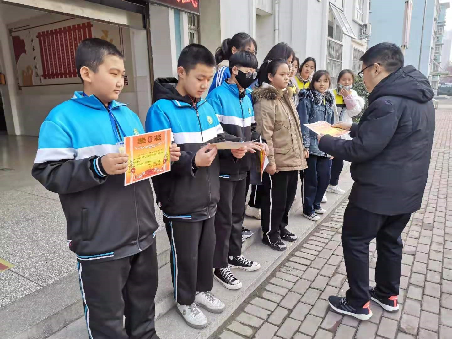 [图]市四十中举行只争朝夕,不负韶华主题升旗仪式