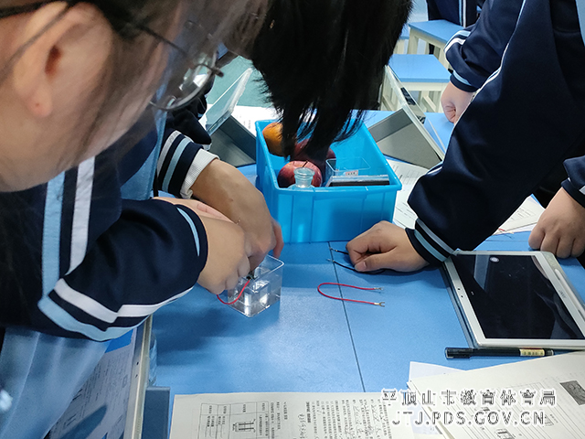 学生们动手做电解质实验2.jpg