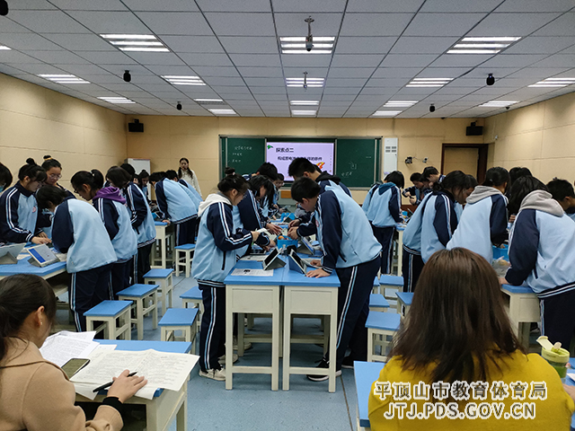学生们动手做电解质实验3.jpg