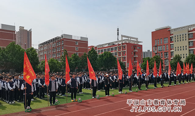 全体师生认真聆听.jpg