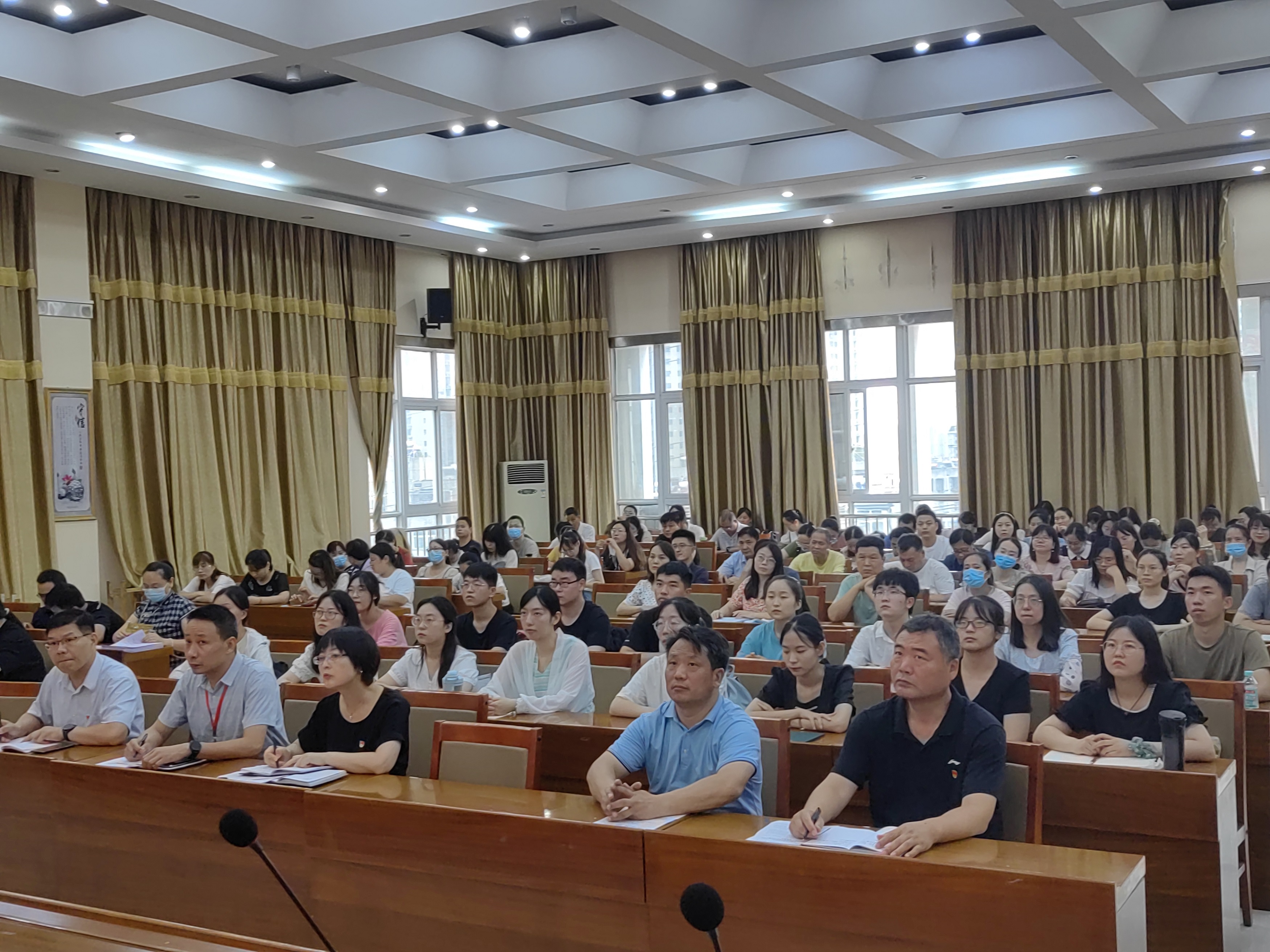 参会人员认真聆听.jpg