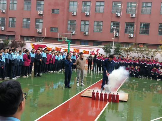 平顶山市第四十三中学开展消防应急疏散和灭火演练(5)326.png
