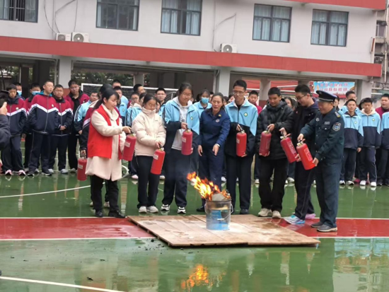 平顶山市第四十三中学开展消防应急疏散和灭火演练(5)328.png