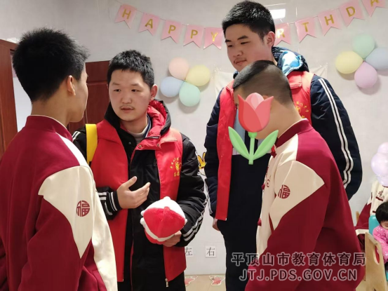 新闻稿-平顶山市第八中学志愿者社团赴社会福利院开展学雷锋爱心志愿服务活动(1)955.png
