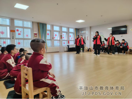 新闻稿-平顶山市第八中学志愿者社团赴社会福利院开展学雷锋爱心志愿服务活动(1)796.png